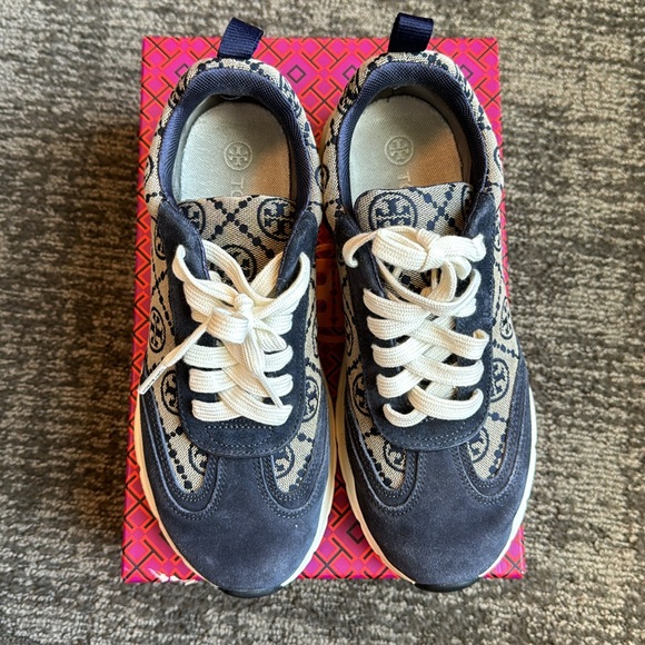 🤩Tory Burch Women's T Monogram Good Luck Trainer Sneakers size #8 like new - Picture 3 of 16